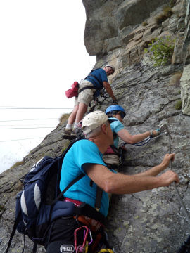 Dario, Roberta e Aldo sull’ultima parte difficile della ferrata (55273 bytes)